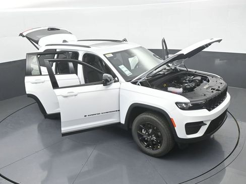 Used 2025 Jeep Grand Cherokee Altitude image 64