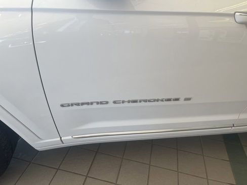 Used 2021 Jeep Grand Cherokee L Summit w/ Advanced Protech Group IV image 11