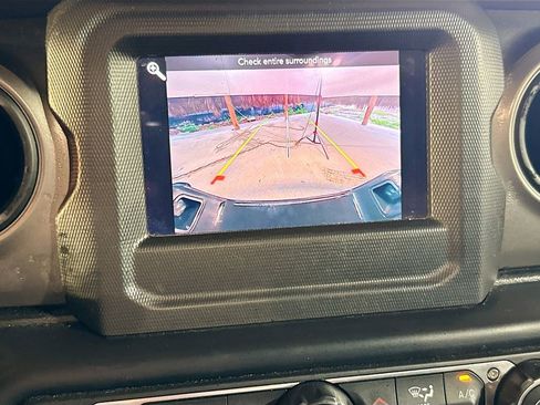 Used 2022 Jeep Gladiator Sport image 15