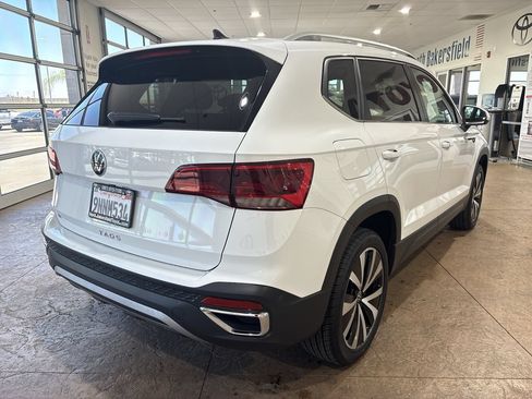 Used 2024 Volkswagen Taos SE FWD image 2