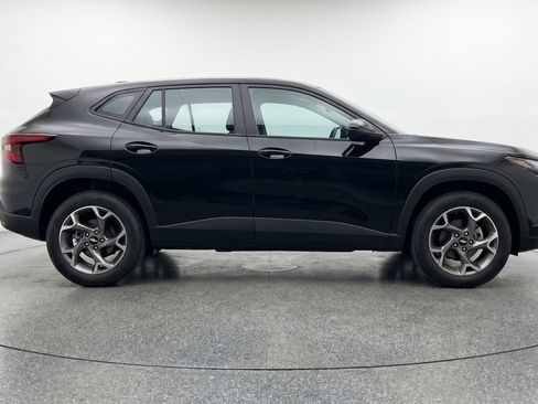 Used 2025 Chevrolet Trax LT FWD image 11