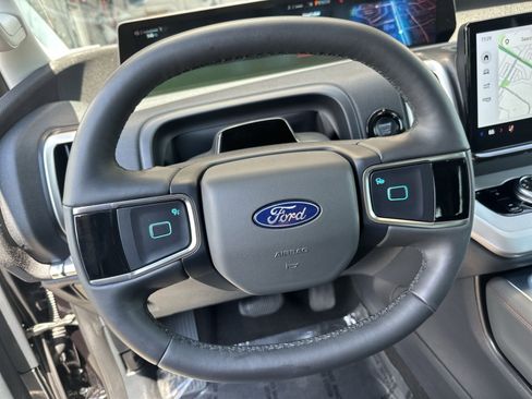 Used 2025 Ford Expedition Active AWD/4WD image 24