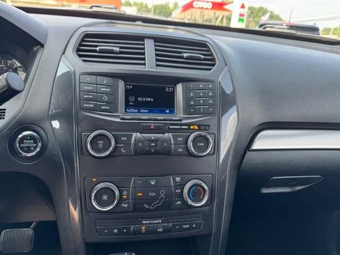Used 2018 Ford Explorer XLT image 34