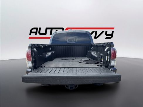 Used 2022 Toyota Tacoma TRD Off-Road w/ Technology Package AWD/4WD image 18