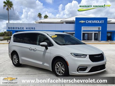 Used 2023 Chrysler Pacifica Touring-L FWD image 1