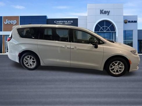 Used 2024 Chrysler Pacifica Touring-L FWD image 9