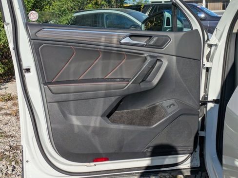 Used 2024 Volkswagen Tiguan SE image 2