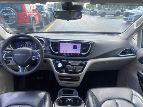 Used 2023 Chrysler Pacifica Touring-L FWD image 17