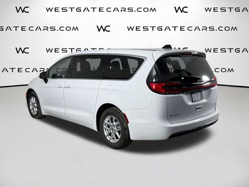 Used 2023 Chrysler Pacifica Touring-L FWD image 49