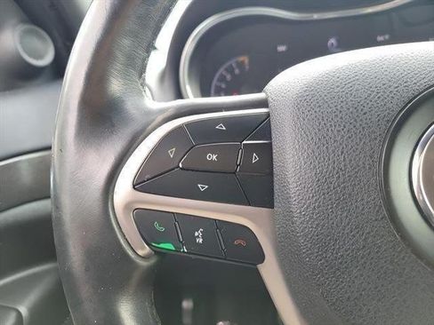 Used 2018 Jeep Grand Cherokee Altitude RWD image 11