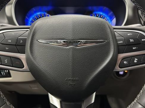 Used 2023 Chrysler Pacifica Touring-L FWD image 14