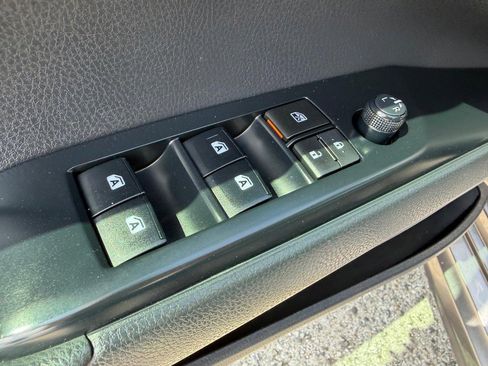 Used 2018 Toyota Camry SE FWD image 33