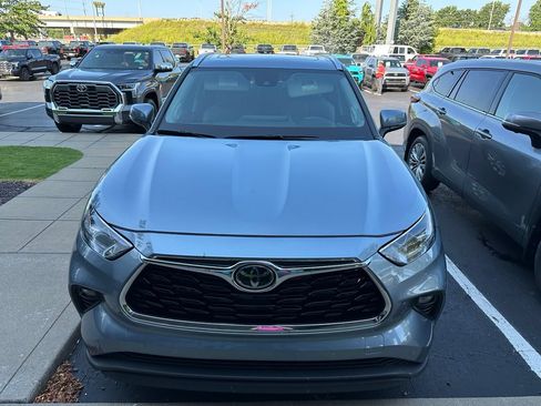 Used 2023 Toyota Highlander Limited AWD/4WD image 2