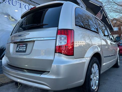 Used 2016 Chrysler Town & Country Touring image 3