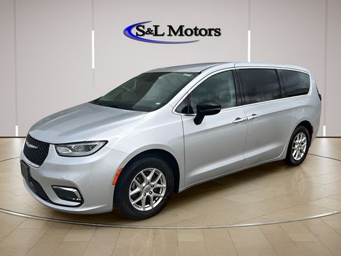 Certified 2024 Chrysler Pacifica Touring-L FWD image 3