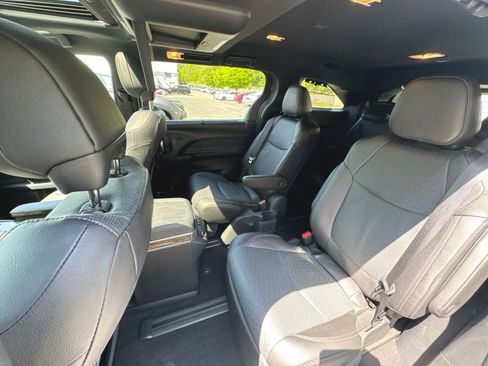 Used 2025 Toyota Sienna Platinum AWD/4WD image 25