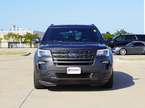 Used 2018 Ford Explorer XLT w/ Equipment Group 202A FWD image 2