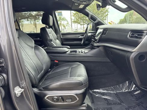 Used 2023 Jeep Wagoneer L Series III w/ Preferred Equipment Group image 40