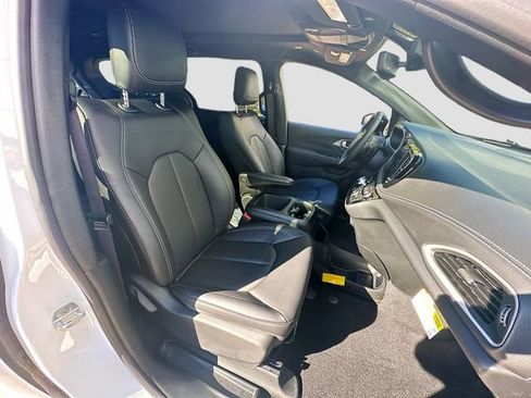 New 2026 Chrysler Pacifica Select image 32