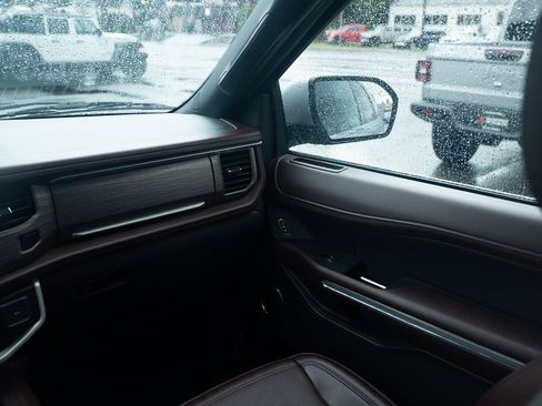 Used 2024 Ford Expedition Limited image 10