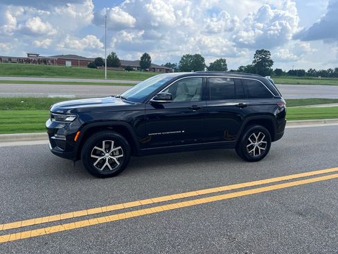 Certified 2025 Jeep Grand Cherokee Limited w/ Trailer Tow Package AWD/4WD image 9