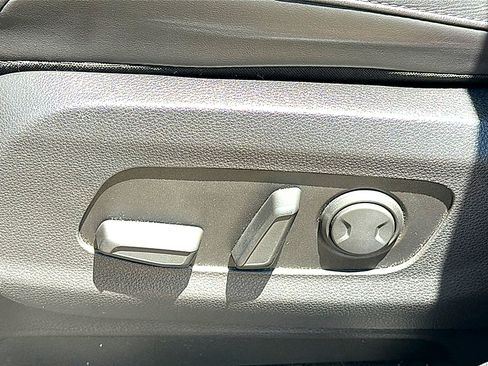 Used 2024 Kia Carnival LX FWD image 8