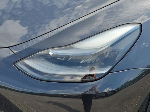 Used 2024 Tesla Model Y 2WD image 31