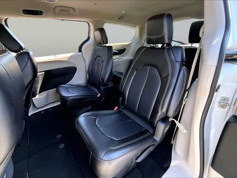 Used 2023 Chrysler Pacifica Touring-L FWD image 18