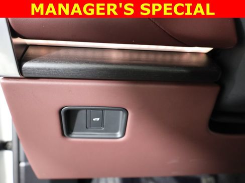 Used 2025 Land Rover Range Rover SE AWD/4WD image 12