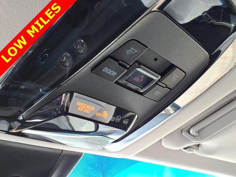 Used 2021 Toyota Venza LE w/ Carpet Mat Package (TMS) image 22