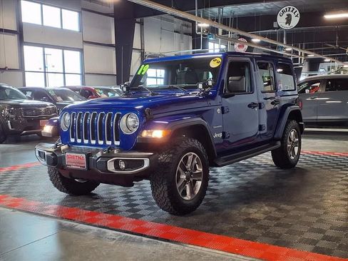 Used 2019 Jeep Wrangler Unlimited Sahara w/ Uconnect 4C Nav & Sound Group AWD/4WD image 3