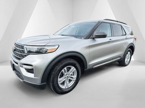 Used 2023 Ford Explorer XLT w/ Equipment Group 202A AWD/4WD image 3