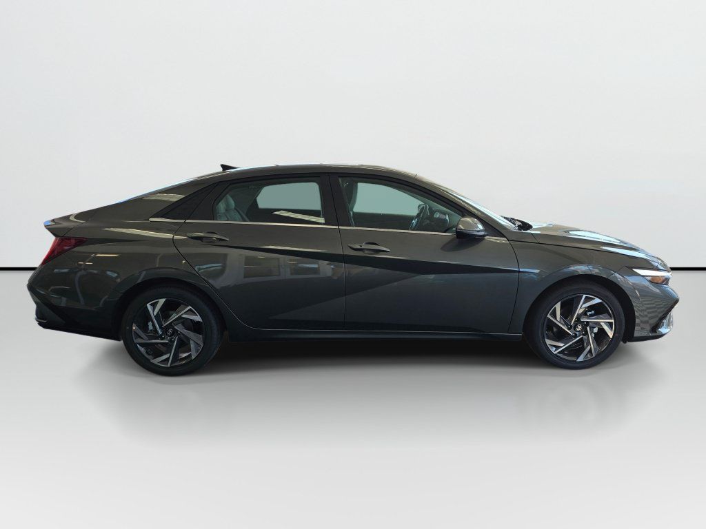 New 2026 Hyundai Elantra Limited FWD image 3