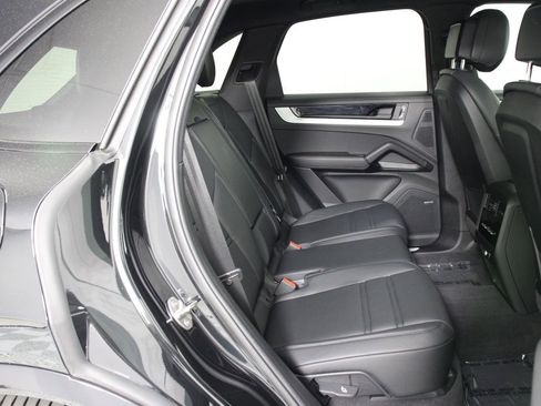 Certified 2025 Porsche Cayenne S AWD/4WD image 32