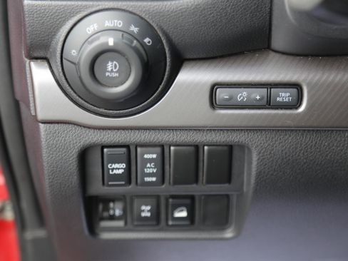 Used 2021 Nissan Titan PRO-4X w/ Pro-4x Convenience Package image 9