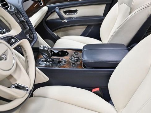 Used 2018 Bentley Bentayga image 19