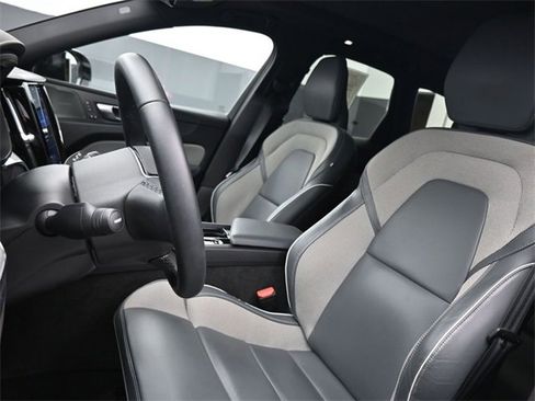 Used 2022 Volvo XC60 B6 R-Design w/ Advanced Package image 9
