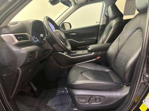 Certified 2025 Toyota Highlander XLE image 21