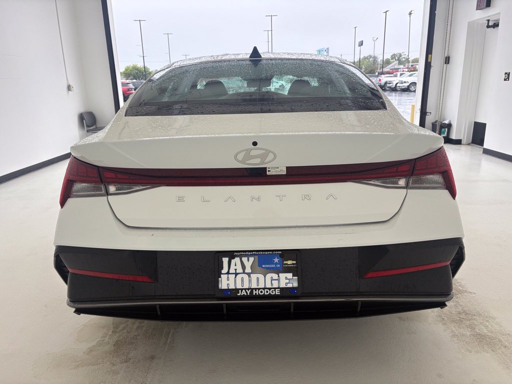 Used 2025 Hyundai Elantra SEL FWD image 21