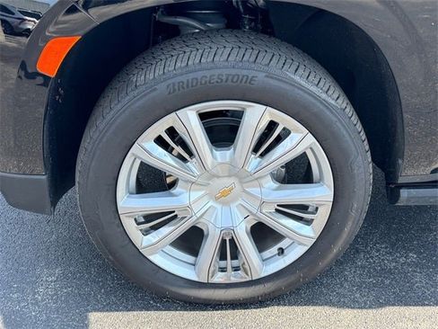 Used 2024 Chevrolet Suburban High Country image 13