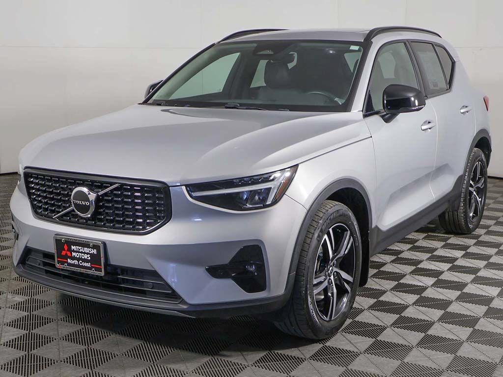 Used 2023 Volvo XC40 B5 Plus w/ Climate Package AWD/4WD image 9