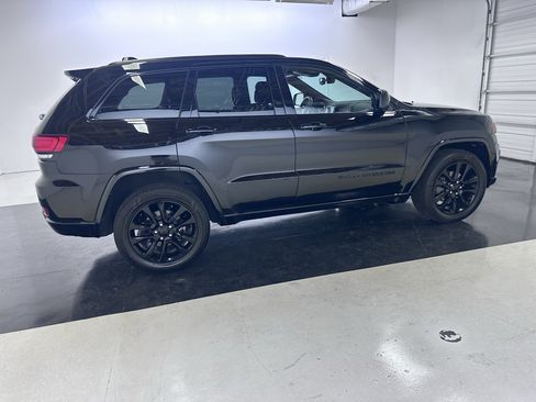 Used 2020 Jeep Grand Cherokee Altitude AWD/4WD image 18