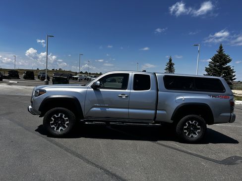 Used 2020 Toyota Tacoma TRD Off-Road w/ TRD Premium Off Road Package AWD/4WD image 2