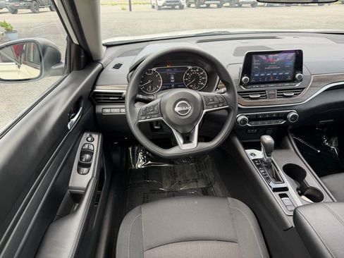 Used 2025 Nissan Altima 2.5 SV AWD/4WD image 14
