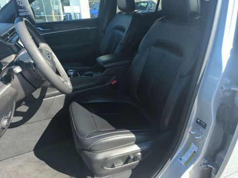 Used 2024 Jeep Grand Cherokee Limited w/ Black Appearance Package AWD/4WD image 11