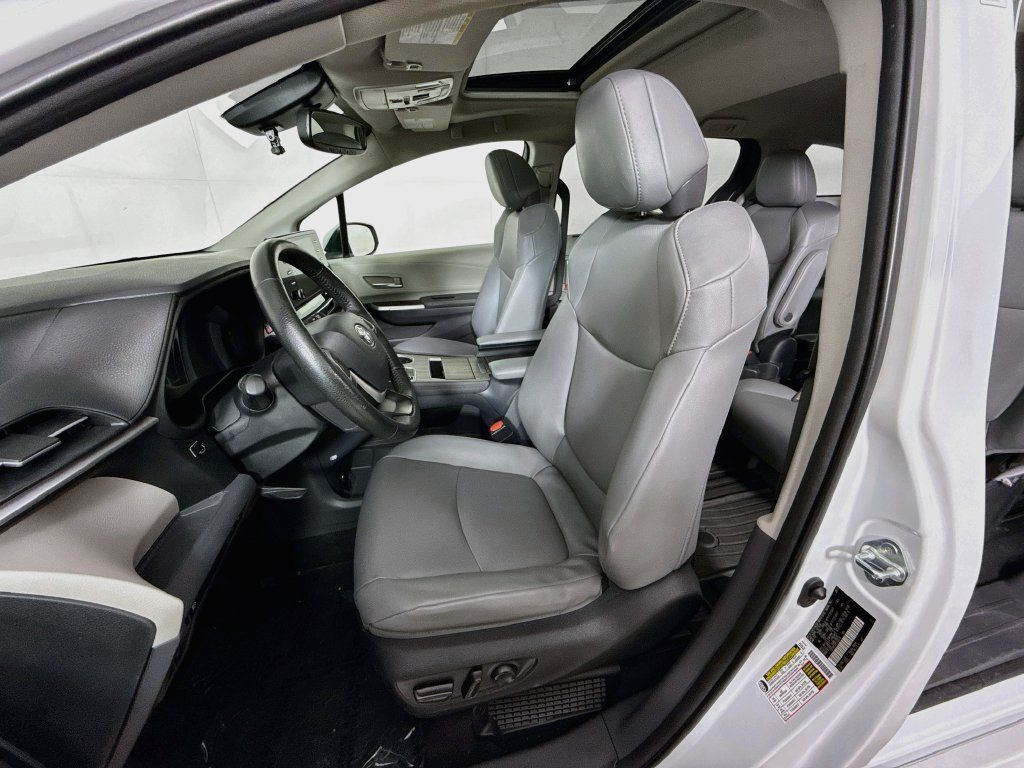 Used 2023 Toyota Sienna XLE AWD/4WD image 23