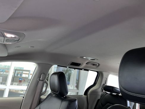 Used 2024 Chrysler Pacifica Touring-L FWD image 10
