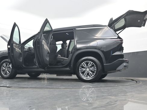 Certified 2025 Chevrolet Traverse LT image 44