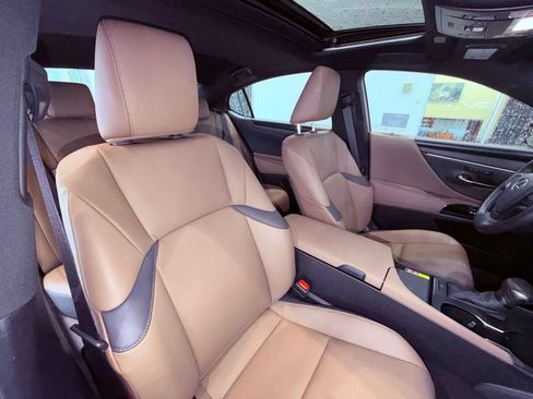 Used 2025 Lexus ES 350 w/ Premium Package FWD image 13