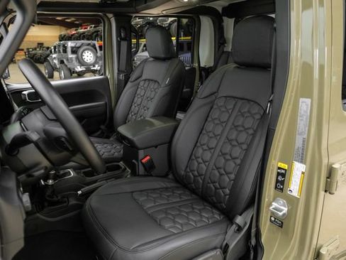 Used 2025 Jeep Gladiator Sport image 17